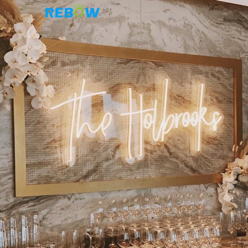 Contoh neon sign tulisan the holbrooks