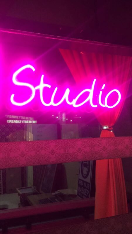 Contoh neon sign DH Studio